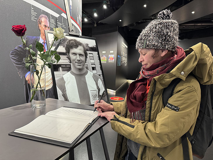 Es gibt ein Kondolenzbuch zum Beispiel in dem FC Bayern Museum in der Allianz Arena (©Foto: Martin Schmitz)